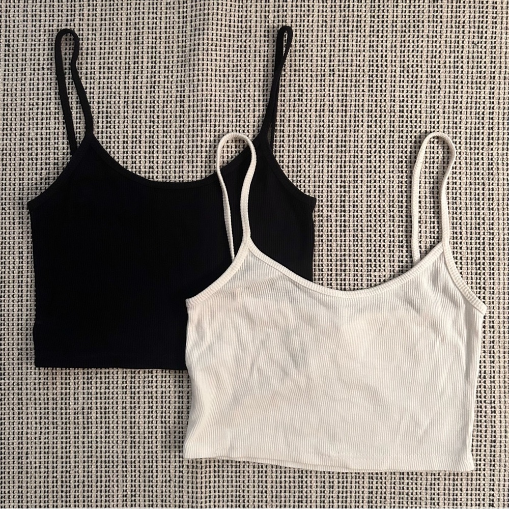 Set of two black and white ribbed crop tops